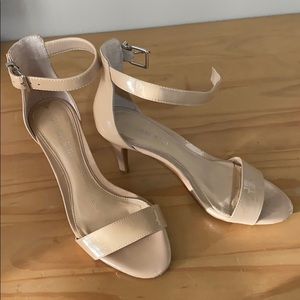 Tan/Nude patent leather ankle strap sandals